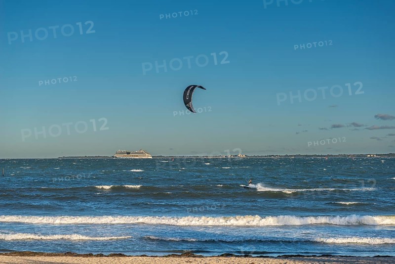 Kitesurfing in the Bay of Kiel in strong winds, high swell, Strande near Kiel, Rendsburg-Eckernförde district, Baltic Sea beach, horizon, AIDA, leisure activities, water sports, summer, blue sky, sunshine, Bay of Kiel, Schleswig-Holstein, Germany