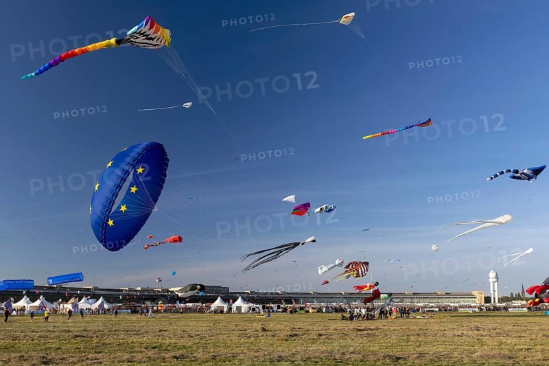 CITY AND COUNTRY Festival of GIANT DRAGONS 2025, 27 September 2025, Tempelhofer Feld, Berlin, Germany < english> CITY AND COUNTRY Festival of Giant Dragons 2025, September 27, 2025, Tempelhofer Feld, Berlin, Germany