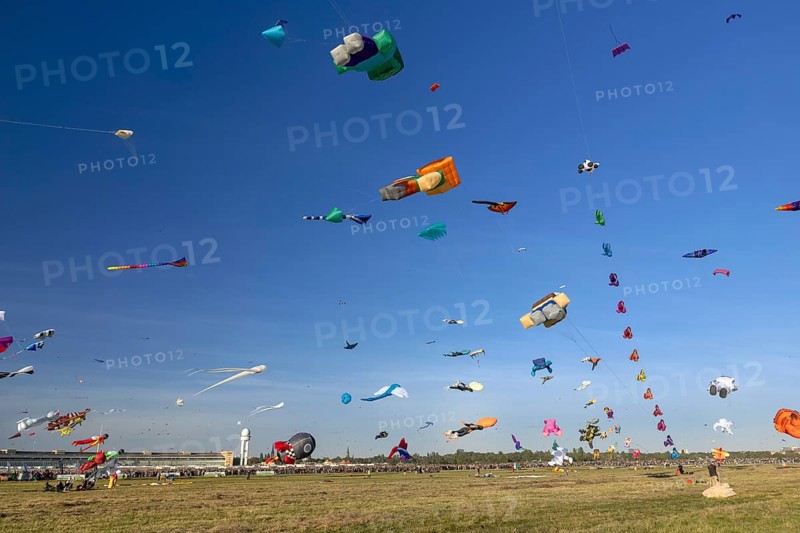 CITY AND COUNTRY Festival of GIANT DRAGONS 2025, 27 September 2025, Tempelhofer Feld, Berlin, Germany < english> CITY AND COUNTRY Festival of Giant Dragons 2025, September 27, 2025, Tempelhofer Feld, Berlin, Germany