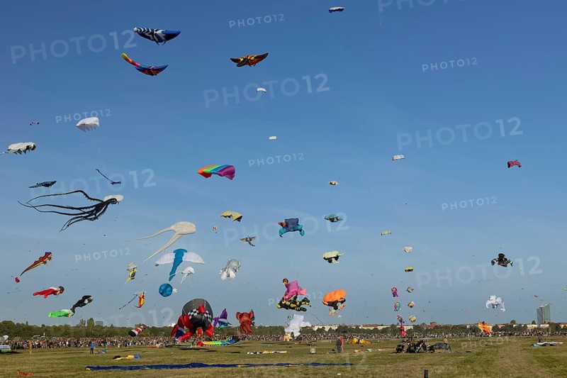 CITY AND COUNTRY Festival of GIANT DRAGONS 2025, 27 September 2025, Tempelhofer Feld, Berlin, Germany < english> CITY AND COUNTRY Festival of Giant Dragons 2025, September 27, 2025, Tempelhofer Feld, Berlin, Germany