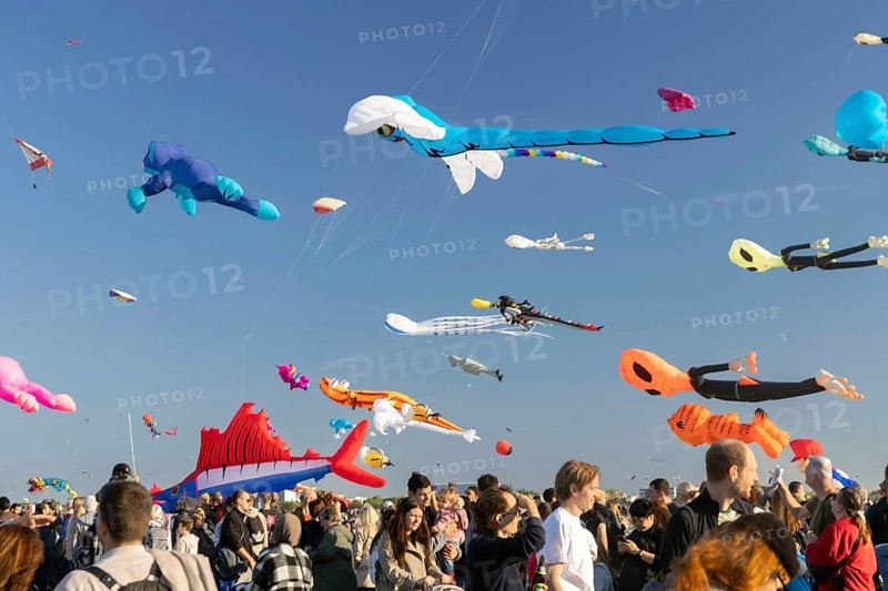 CITY AND COUNTRY Festival of GIANT DRAGONS 2025, 27 September 2025, Tempelhofer Feld, Berlin, Germany < english> CITY AND COUNTRY Festival of Giant Dragons 2025, September 27, 2025, Tempelhofer Feld, Berlin, Germany