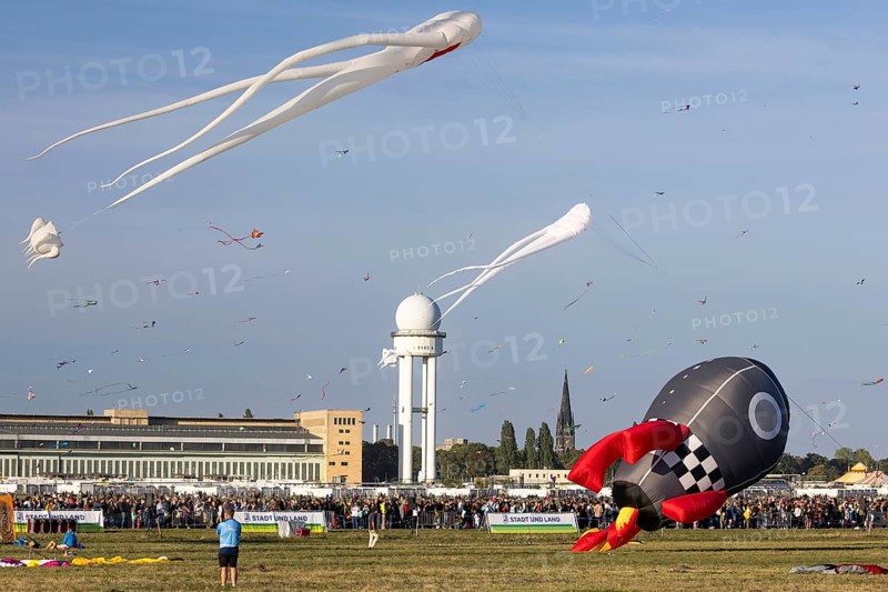 CITY AND COUNTRY Festival of GIANT DRAGONS 2025, 27 September 2025, Tempelhofer Feld, Berlin, Germany < english> CITY AND COUNTRY Festival of Giant Dragons 2025, September 27, 2025, Tempelhofer Feld, Berlin, Germany