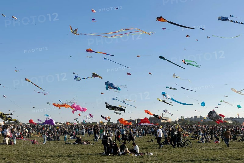 CITY AND COUNTRY Festival of GIANT DRAGONS 2025, 27 September 2025, Tempelhofer Feld, Berlin, Germany < english> CITY AND COUNTRY Festival of Giant Dragons 2025, September 27, 2025, Tempelhofer Feld, Berlin, Germany