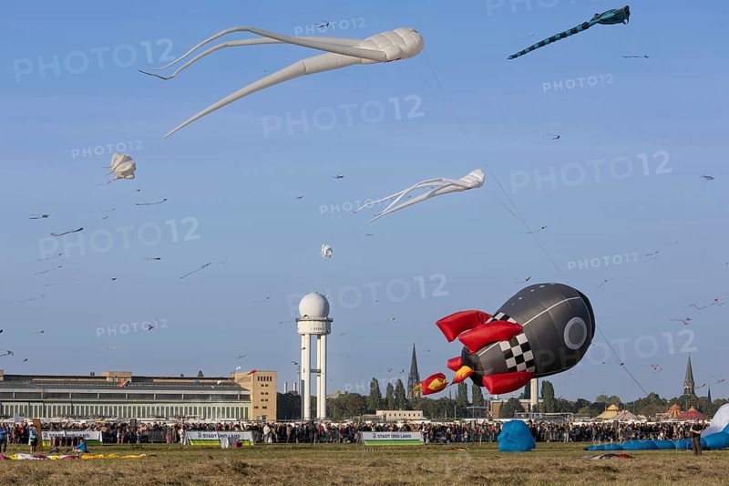 CITY AND COUNTRY Festival of GIANT DRAGONS 2025, 27 September 2025, Tempelhofer Feld, Berlin, Germany < english> CITY AND COUNTRY Festival of Giant Dragons 2025, September 27, 2025, Tempelhofer Feld, Berlin, Germany