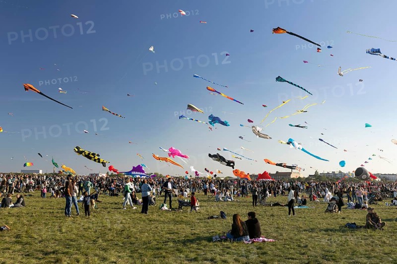 CITY AND COUNTRY Festival of GIANT DRAGONS 2025, 27 September 2025, Tempelhofer Feld, Berlin, Germany < english> CITY AND COUNTRY Festival of Giant Dragons 2025, September 27, 2025, Tempelhofer Feld, Berlin, Germany