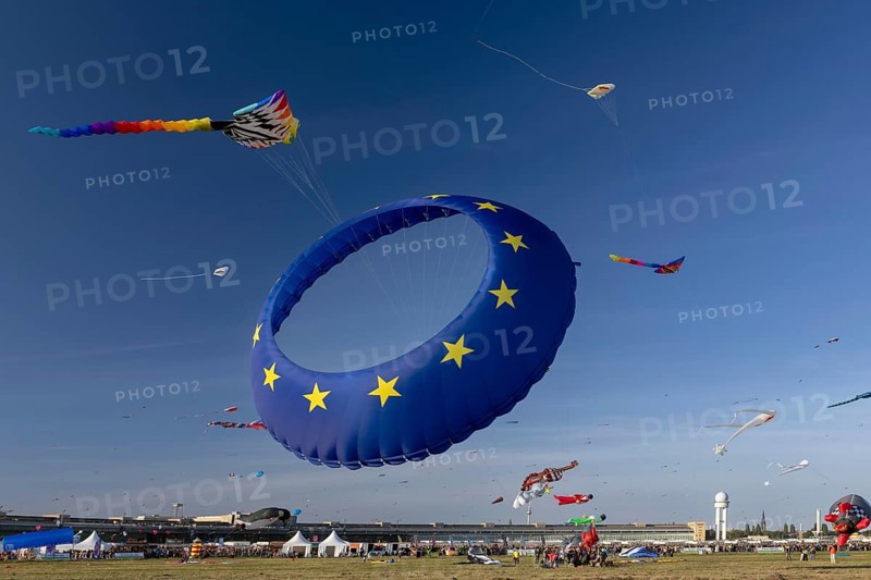 CITY AND COUNTRY Festival of GIANT DRAGONS 2025, 27 September 2025, Tempelhofer Feld, Berlin, Germany < english> CITY AND COUNTRY Festival of Giant Dragons 2025, September 27, 2025, Tempelhofer Feld, Berlin, Germany