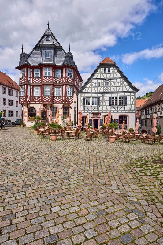 Old town, historic half-timbered houses, cobblestone square, outdoor area of a restaurant, visitors as secondary motif, blue sky, cumulus clouds, market square, intersection Großer Markt, Marktstraße and Amtsgasse, Heppenheim, Odenwald, Bergstraße district, Hesse, Germany