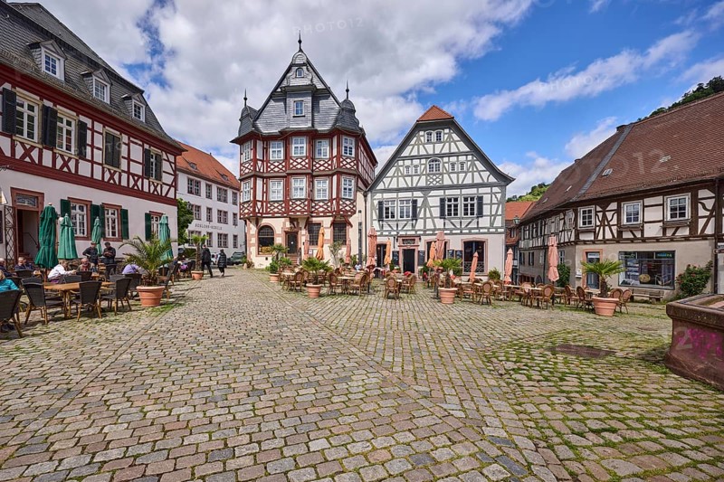 Old town, historic half-timbered houses, cobblestone square, outdoor area of a restaurant, visitors as secondary motif, blue sky, cumulus clouds, market square, intersection Großer Markt, Marktstraße and Amtsgasse, Heppenheim, Odenwald, Bergstraße district, Hesse, Germany