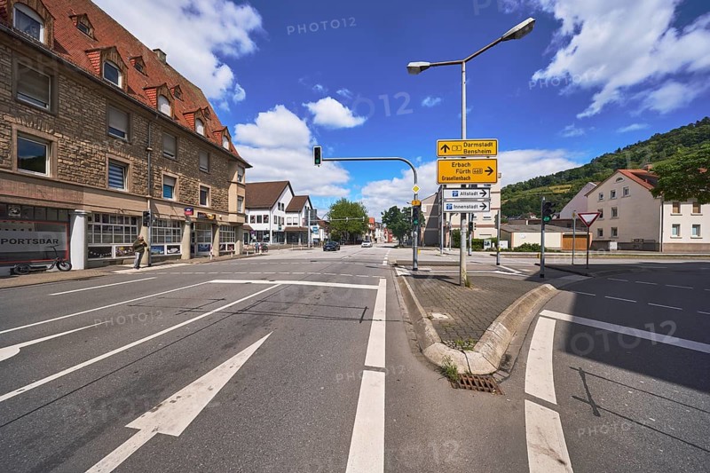 Traffic light crossing, general architecture, signposts to Darmstadt, Bensheim, Erbach, Fürth, Grasellenbach as well as to the old town and city centre, lantern, direction arrows, stop line, lanes, road markings, blue sky, cumulus clouds, intersection Darmstädter Straße with Friedrich-Ebert-Straße and Lehrstraße, federal roads B460 and B3, Heppenheim, Odenwald, Bergstraße district, Hesse, Germany