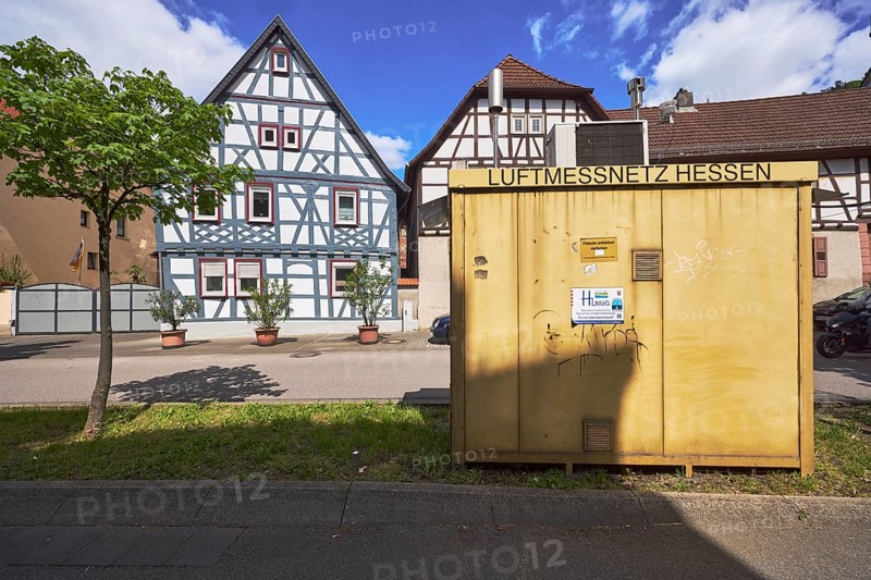 Hesse air monitoring network, environmental pollution, measuring point, measuring station, air pollution, traffic, traffic area, road, historic half-timbered houses, centre island, tree, lawn, blue sky, cumulus clouds, main road B460, Heppenheim, Odenwald, Bergstrasse district, Hesse, Germany