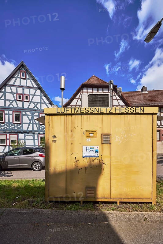 Hesse air monitoring network, environmental pollution, measuring point, measuring station, air pollution, traffic, traffic area, road, car, historic half-timbered houses, centre island, tree, lawn, blue sky, cumulus clouds, main road B460, Heppenheim, Odenwald, Bergstrasse district, Hesse, Germany