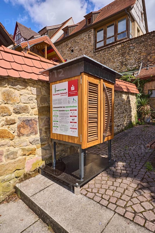Fairteiler-Schrank Foodsharing.de, Foodsharing-Schrank, sustainability, quarry stone wall, pavement made of paving stones, residential building, blue sky, cumulus clouds, Kellereigasse, moat, Heppenheim, Odenwald, Bergstrasse district, Hesse, Germany