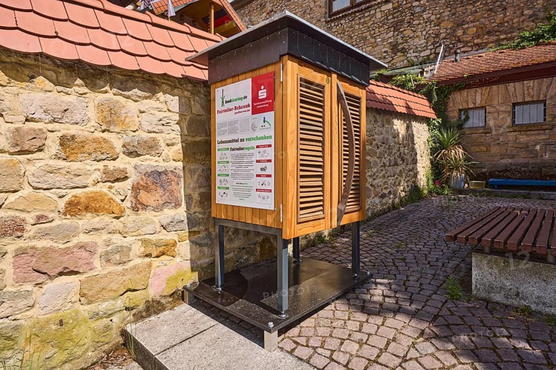 Fairteiler-Schrank Foodsharing.de, Foodsharing-Schrank, sustainability, quarry stone wall, pavement made of paving stones, sunny, Kellereigasse, Graben, Heppenheim, Odenwald, Bergstrasse district, Hesse, Germany