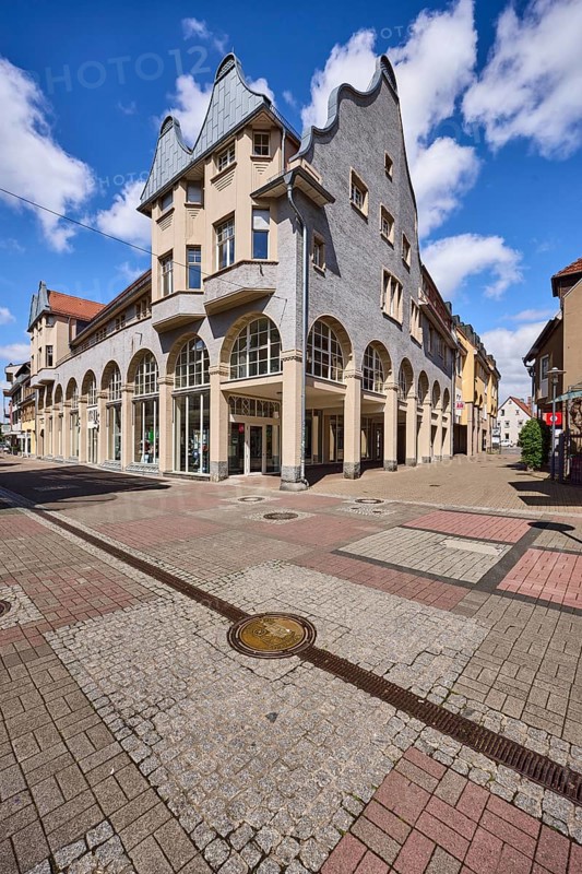 Pedestrian zone, general architecture, town hall, citizens' office, city administration, tourist information, buildings, shops, shopping, city centre, pavement of cobblestones and concrete paving stones, manhole cover, blue sky, cumulus clouds, intersection Friedrichstraße with Zwerchgasse and Wilhelmstraße, Heppenheim, Odenwald, Bergstraße district, Hesse, Germany