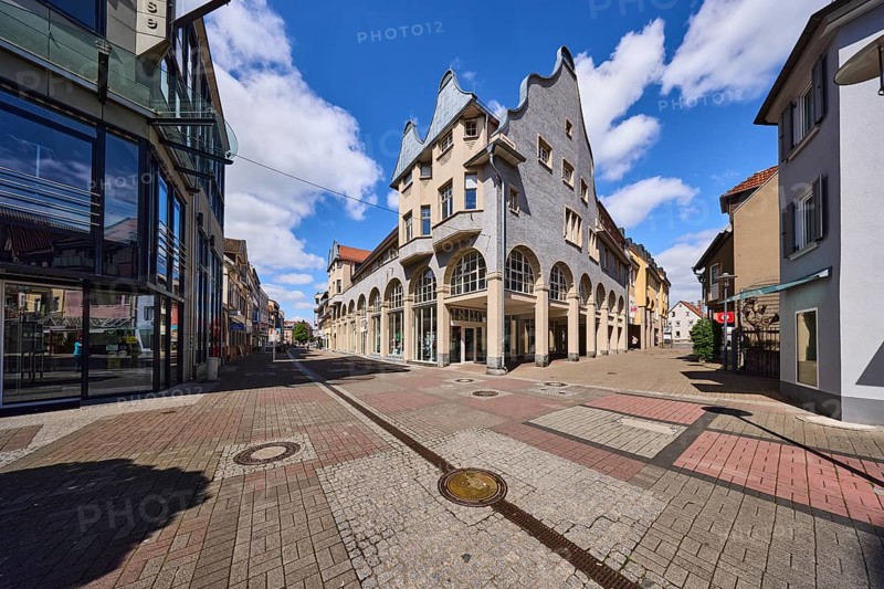 Pedestrian zone, general architecture, town hall, citizens' office, city administration, tourist information, buildings, shops, shopping, city centre, pavement of cobblestones and concrete paving stones, manhole cover, blue sky, cumulus clouds, intersection Friedrichstraße with Zwerchgasse and Wilhelmstraße, Heppenheim, Odenwald, Bergstraße district, Hesse, Germany