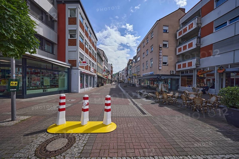 Pedestrian zone, bollards, general architecture, building, outdoor area of a restaurant, shops, shopping, concrete pavement, blue sky, cumulus clouds, Friedrichstrasse, Heppenheim, Odenwald, Bergstrasse district, Hesse, Germany