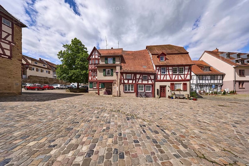 Old town, historic half-timbered houses, building, pointed roof with red roof tiles, cobblestone square, tree, blue sky, cumulus clouds, nimbostratus clouds, Amtsgasse, Heppenheim, Odenwald, Bergstrasse district, Hesse, Germany