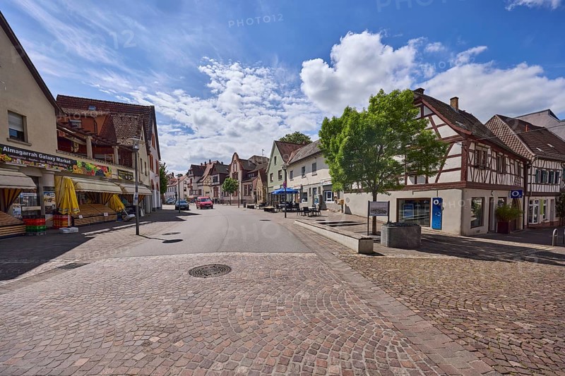 Buildings, general architecture, retail, retail shops, shopping, outdoor area of a restaurant, lantern, city centre, cobblestone road, vehicles, asphalt road, trees, blue sky, cumulus clouds, cirrostratus clouds, ditch road, Heppenheim, Odenwald, Bergstrasse district, Hesse, Germany
