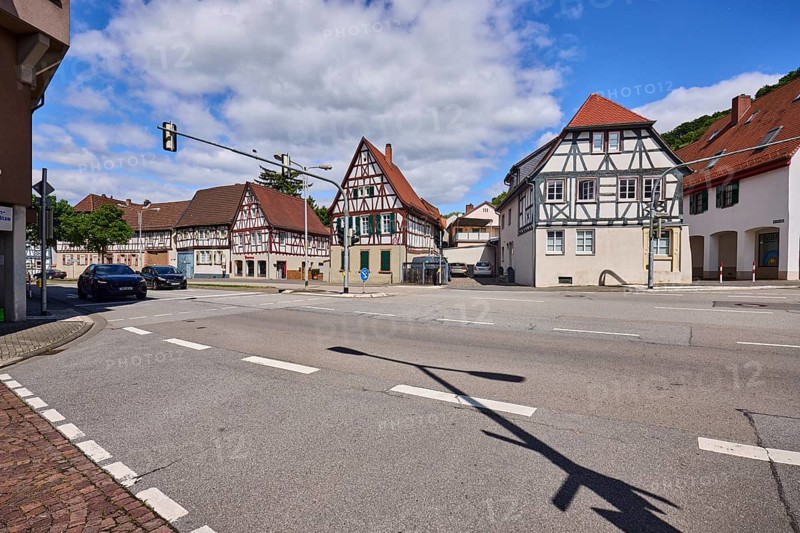 Half-timbered houses, pointed roof with red roof tiles, traffic lights, streets, vehicles, blue sky, cumulus clouds, intersection between Kleiner Markt, Graben, Lehrstraße, Marienstraße, Starkenburgweg and Siegfriedstraße, federal road B460, Heppenheim, Odenwald, Bergstraße district, Hesse, Germany