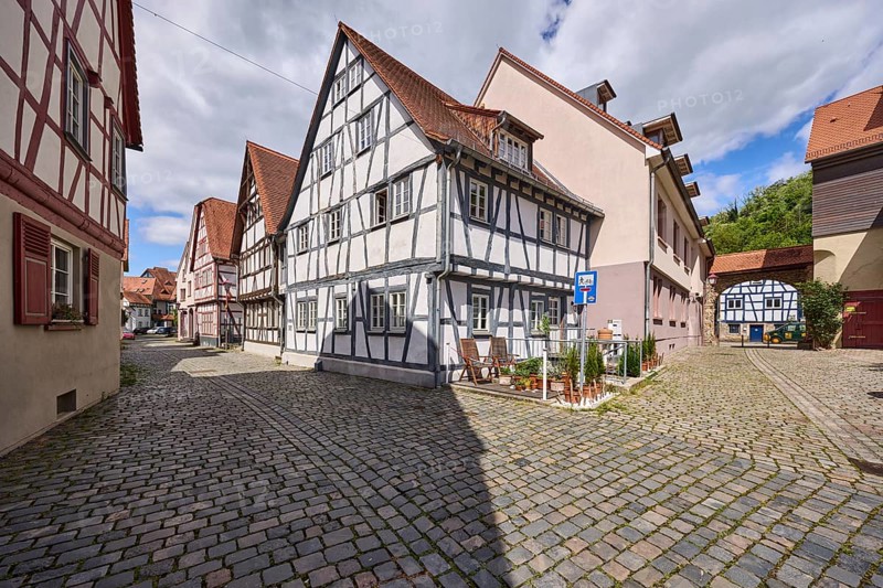 Sickinger Tor, old town, historic half-timbered houses, town gate, town fortifications, buildings, cobblestone pavement, pointed roof with red roof tiles, blue sky, cumulus clouds, nimbostratus clouds, intersection Kleine Bach with Amtsgasse, Heppenheim, Odenwald, Bergstraße district, Hesse, Germany