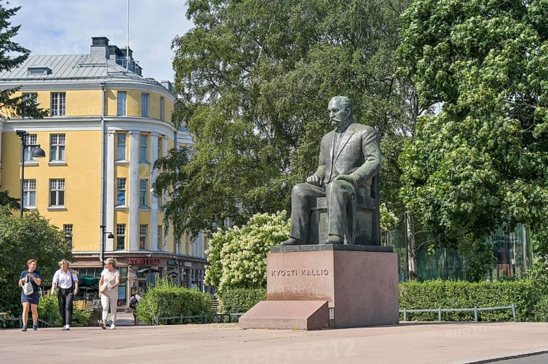 Statue Kyösti Kallio, Mannerheimintie, Helsinki, Finland