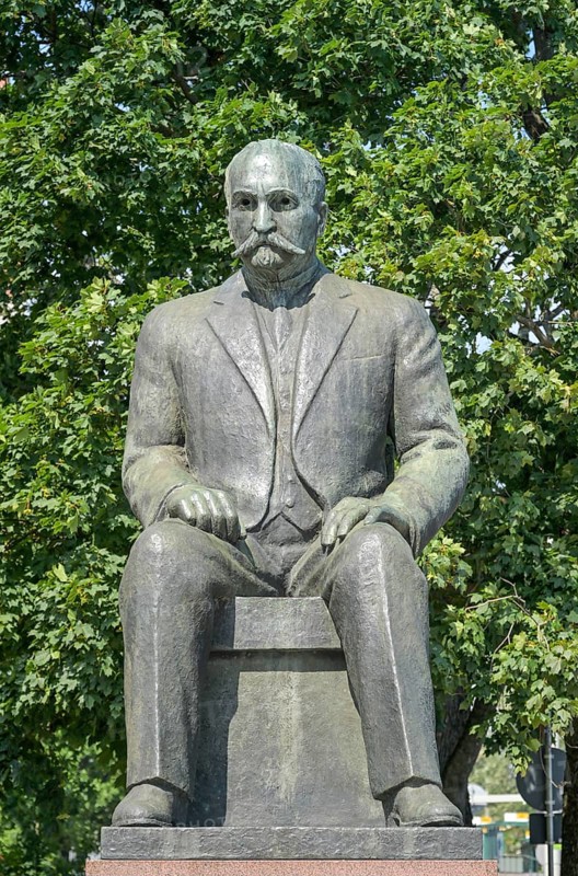 Statue Kyösti Kallio, Mannerheimintie, Helsinki, Finland