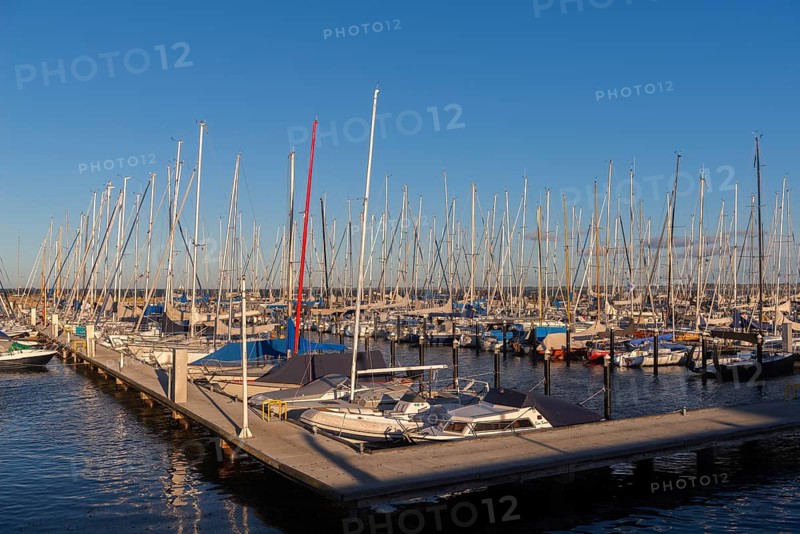 Olympic harbour Schilksee, Olympic Games 1972, sailing yachts at the jetty, ship masts in a row, water reflection, evening light, sunshine, blue sky, Baltic Sea, Kiel Bay, Kiel Sailing City, Schleswig-Holstein, Germany
