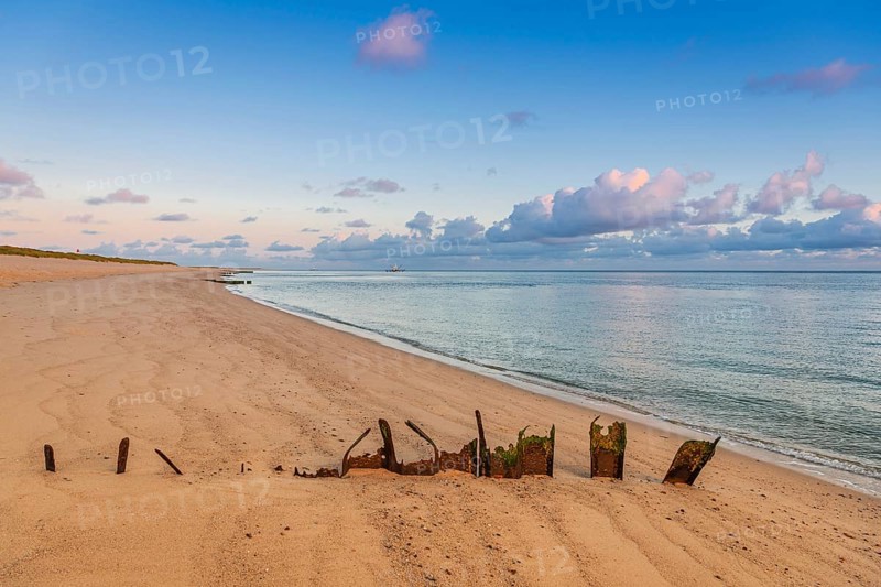 Sunrise on Ellenbogen beach, breakwater, coastal protection, North Sea island of Sylt