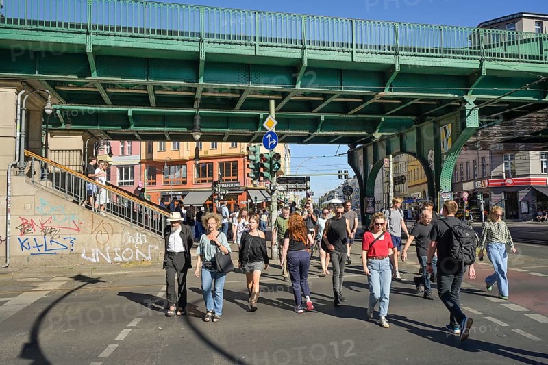 Pedestrians, pedestrian crossing, Eberswalder Straße, Prenzlauer Berg, Pankow, Berlin, Germany !!! Personal rights are NOT clarified!