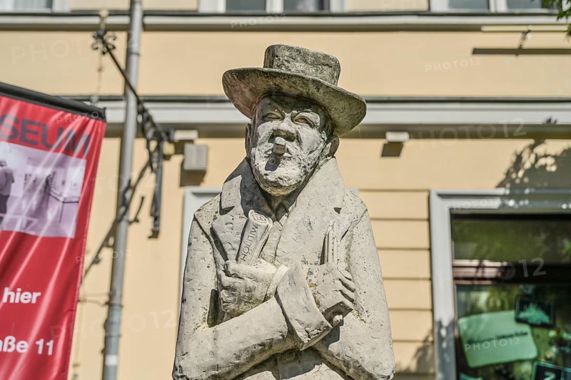 Statue of Heinrich Zille, Poststraße, Nikolaiviertel, Mitte, Berlin, Germany