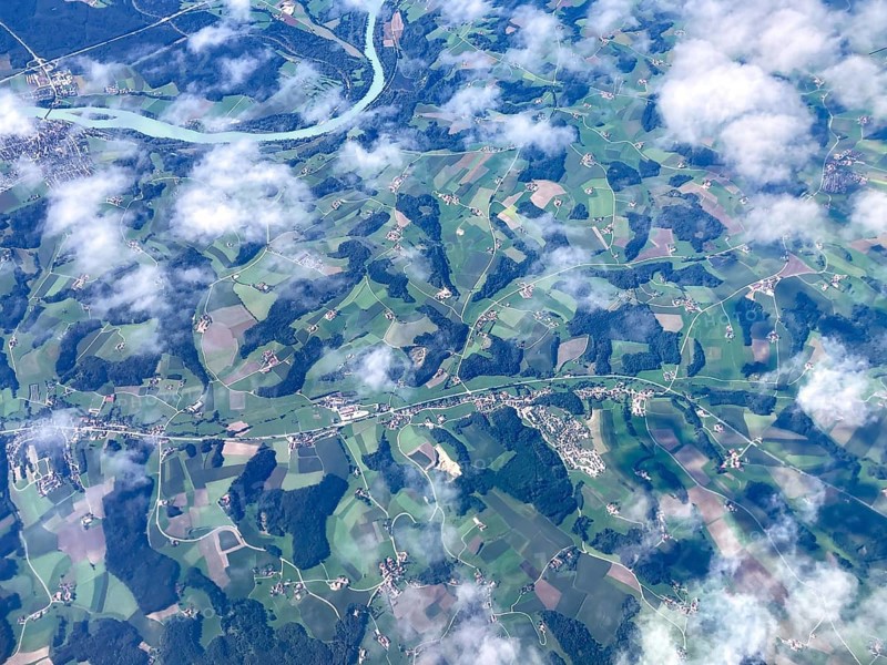Aerial view of the Inn with Marktl am Inn and in front the villages Gumpersdorf and Zeilarn, Bavaria, Germany