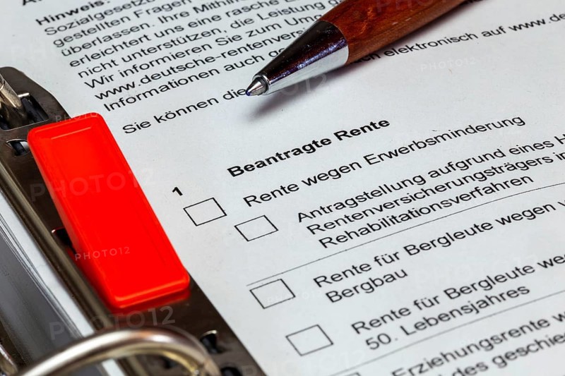 Pension symbol image: Close-up of the application for an insured person's pension (Deutsche Rentenversicherung)
