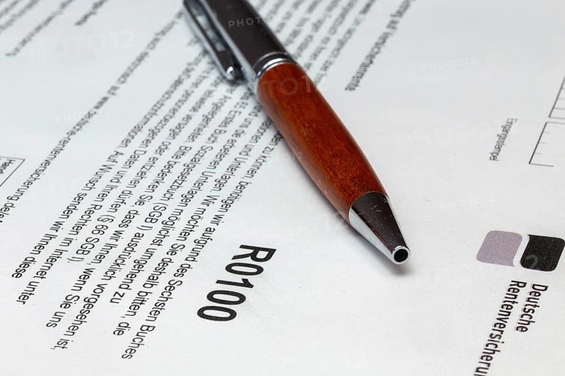 Pension symbol image: Close-up of the application for an insured person's pension (Deutsche Rentenversicherung)
