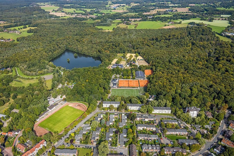Aerial view, football stadium Am Freibad TV Jahn Hiesfeld, Rotbachsee in the forest, tennis courts and facilities Reitverein und Fahrverein 1946 e.V., Housing estate on Dorfstraße, Hiesfeld, Dinslaken, Ruhr area, North Rhine-Westphalia, Germany, DE, Europe, football, football pitch, football stadium, property tax, Hanseatic city, real estate, aerial view, aerial photography, aerial photography, Lower Rhine, equestrian sports, equestrian centre, equestrian centre, equestrian sports, equestrian centre, equestrian club, sports, sports centre, sports field, tennis, tennis centre, tennis court, tennis courts, tennis club, overview, bird's-eye view, residential area, residential area and living, residential area, residential quality, residential area, residential estate, residential district, birds-eyes view, overview