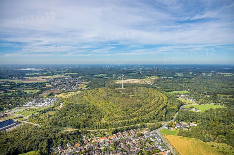 Aerial photo, Lohberg spoil tip and wind turbines, spoil tip landscape, Bruckhausen wind farm, Oberlohberg, Dinslaken, Ruhr area, North Rhine-Westphalia, Germany, alternative energy, spoil tip, DE, Europe, spoil tip, Hanseatic city, aerial photo, aerial photography, aerial photography, Lower Rhine, overview, bird's-eye view, wind energy, wind power, wind turbine, wind farm, wind turbine, wind turbines, bird's-eye view, overview