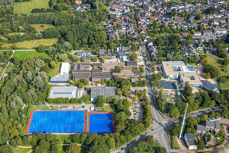 Aerial view, comprehensive school Hiesfeld, sports field with blue field and sports hall TV Jahn Dinslaken Hiesfeld 1906 e.V., Gustav-Heinemann-Gymnasium and sports hall 2 of the Gustav-Heinemann school centre GHZ 2, Hiesfeld, Dinslaken, Ruhr area, North Rhine-Westphalia, Germany, DE, Europe, Hanseatic city, aerial view, aerial photography, aerial photography, Lower Rhine, overview, bird's eye view, birds-eyes view, overview