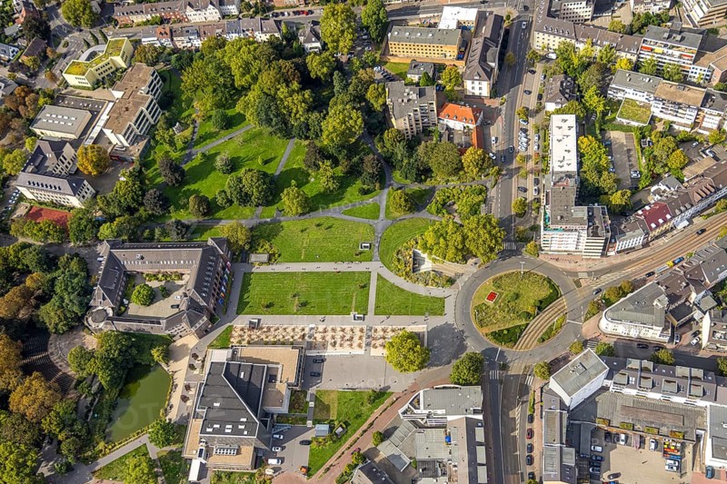 Aerial view, municipal park, Dinslaken Castle and Palace, Kathrin-Türks-Halle theatre, green roundabout and flower bed at D'Agen square and tram line, Dinslaken, Ruhr area, North Rhine-Westphalia, Germany, castle, castle complex, DE, Europe, events, Hanseatic city, culture, art, aerial photography, aerial photography, Lower Rhine, castle, theatre, overview, events, event location, event centre, bird's eye view, birds-eyes view, cultural use, overview