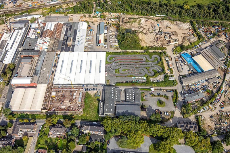 Aerial view, Thyssenstraße industrial estate with construction site, go-kart track, Averbruch, Dinslaken, Ruhr area, North Rhine-Westphalia, Germany, construction work, construction area, building site, building plots, construction project, construction site, DE, Europe, commercial enterprise, commercial area, commercial area, commercial property, commercial site, commercial use, go-kart track, go-karting, Hanseatic city, industrial area, industrial site, aerial view, aerial photography, aerial photography, new construction, Lower Rhine, racetrack, overview, bird's-eye view, overview