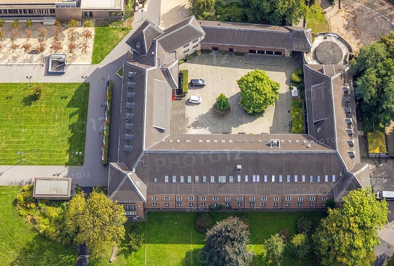 Aerial view, Dinslaken Castle and Palace, green tree in the inner courtyard, Dinslaken, Ruhr area, North Rhine-Westphalia, Germany, castle, castle complex, DE, Europe, Hanseatic city, aerial view, aerial photography, aerial photography, Lower Rhine, castle, overview, bird's-eye view, overview