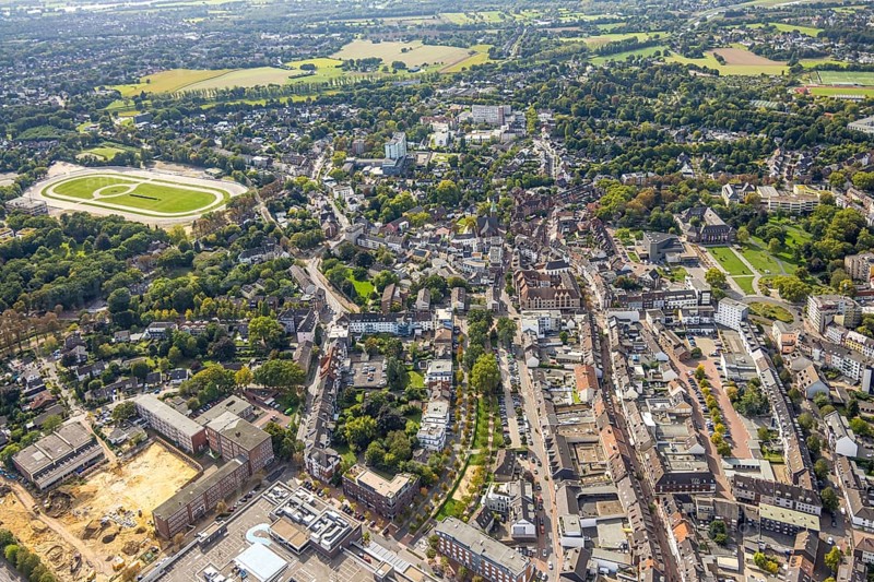 Aerial view, city centre with shopping street Kolpingstraße, Protestant city church and city library, Altmarkt and St. Vincentius church, former harness racing track on the left, below Dinslaken vocational college with construction site for new school complex, behind GFO Kliniken Niederrhein - St. Vinzenz Hospital, Dinslaken, Ruhr area, North Rhine-Westphalia, Germany, place of worship, vocational school, education, educational institution, DE, Europe, healthcare, religious community, place of worship, property tax, Hanseatic city, holy site, hospital, real estate, church, parish, clinic, hospital centre, denomination, hospital, Hospital, Teaching institute, Aerial view, Aerial photography, Aerial photography, Medical facility, Medical aid, Lower Rhine, Religion, Religious site, School, Overview, Bird's-eye view, Living and living, Residential area, Residential quality, Residential neighbourhood, Residential area, Bird's-eye view, Overview, Medical care
