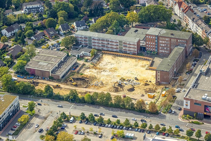 Aerial view, Berufskolleg Dinslaken with construction site for new school complex, Dinslaken, Ruhr area, North Rhine-Westphalia, Germany, construction work, construction area, building site, building plots, construction measure, construction project, construction site, vocational school, education, educational institution, DE, Europe, Hanseatic city, teaching institute, aerial view, aerial photography, aerial photography, new building, Lower Rhine, school, overview, bird's eye view, overview