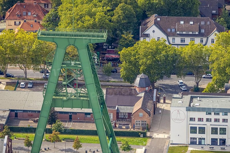 Aerial view, Bergpark Lohberg creative quarter, former colliery site and landscaping, winding tower, Oberlohberg, Dinslaken, Ruhr area, North Rhine-Westphalia, Germany, DE, Europe, Hanseatic city, creative quarter, aerial view, aerial photography, aerial photography, Lower Rhine, tower, overview, bird's eye view, colliery, birds-eyes view, former colliery, overview