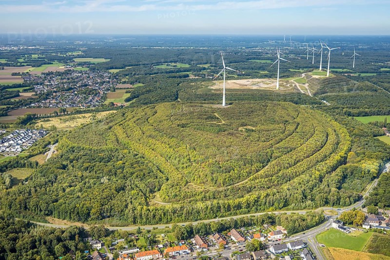 Aerial photo, Lohberg spoil tip and wind turbines, spoil tip landscape, Bruckhausen wind farm, Oberlohberg, Dinslaken, Ruhr area, North Rhine-Westphalia, Germany, alternative energy, spoil tip, DE, Europe, spoil tip, Hanseatic city, aerial photo, aerial photography, aerial photography, Lower Rhine, overview, bird's-eye view, wind energy, wind power, wind turbine, wind farm, wind turbine, wind turbines, bird's-eye view, overview
