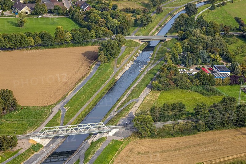 Aerial view, Two bridges over the river Emschher, new railway bridge and rear Heerstraße bridge, river bed, Eppinghoven, Dinslaken, Ruhr area, North Rhine-Westphalia, Germany, construction work, construction area, building site, building plots, construction project, construction site, bridge, DE, Europe, river, river bed, Hanseatic city, aerial view, aerial photography, aerial photography, new construction, Lower Rhine, river bed, overview, bird's-eye view, overview