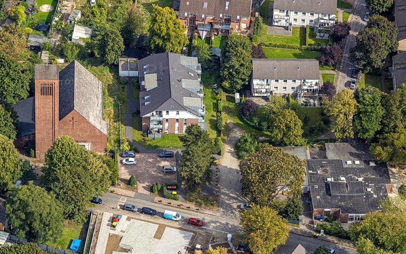 Aerial view, Lutherkirche am Martin-Luther-Platz und evang. Kindergarten Kita Lohberg, Lohberg, Dinslaken, Ruhr area, North Rhine-Westphalia, Germany, place of worship, DE, Europe, religious community, place of worship, Hanseatic city, holy place, kindergarten, day care centre, day care centre, church, parish, day care centre, denomination, aerial view, aerial photography, aerial photography, Lower Rhine, religion, religious site, overview, bird's-eye view, birds-eyes view, overview