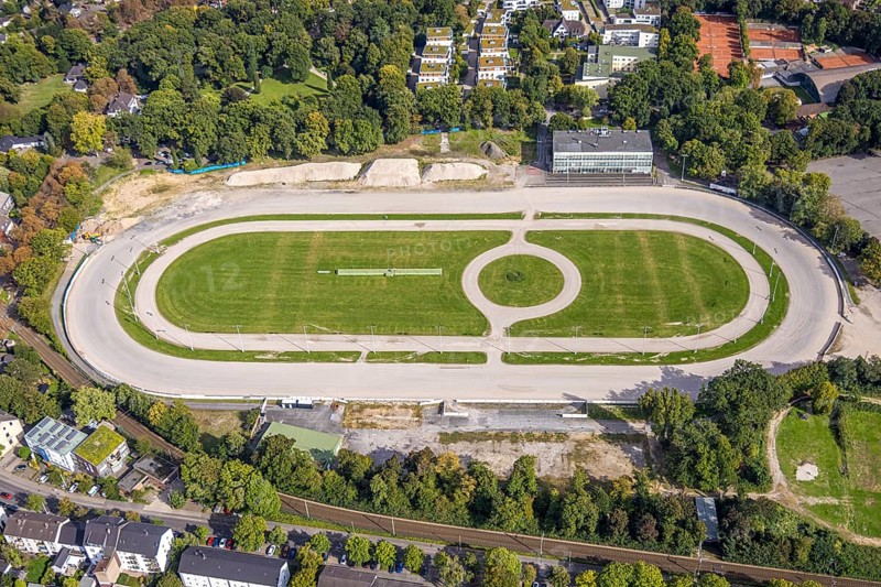 Aerial view, former trotting track Dinslaken with demolition works and construction site for a new residential quarter, Bärenkampallee, Dinslaken, Ruhr area, North Rhine-Westphalia, Germany, demolition works, architecture, view, construction equipment, construction site, DE, Europe, land use, progress, building, Hanseatic city, infrastructure, construction, landscape, aerial view, aerial photography, aerial photography, modernisation, new construction, Lower Rhine, levelling, planning, trotting track, overview, urbanisation, change, bird's-eye view, housing construction, birds-eyes view, new residential quarter, overview
