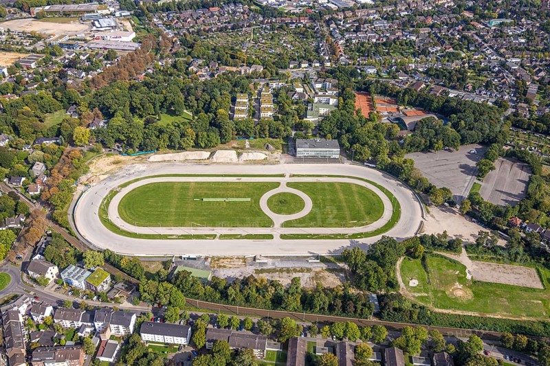 Aerial view, former trotting track Dinslaken with demolition works and construction site for a new residential quarter, Bärenkampallee, Dinslaken, Ruhr area, North Rhine-Westphalia, Germany, demolition works, architecture, view, construction equipment, construction site, DE, Europe, land use, progress, building, Hanseatic city, infrastructure, construction, landscape, aerial view, aerial photography, aerial photography, modernisation, new construction, Lower Rhine, levelling, planning, trotting track, overview, urbanisation, change, bird's-eye view, housing construction, birds-eyes view, new residential quarter, overview