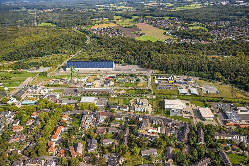 Aerial view, Bergpark Lohberg creative quarter, former colliery site and landscaping, winding tower, Oberlohberg, Dinslaken, Ruhr area, North Rhine-Westphalia, Germany, DE, Europe, Hanseatic city, creative quarter, aerial view, aerial photography, aerial photography, Lower Rhine, tower, overview, bird's eye view, colliery, birds-eyes view, former colliery, overview