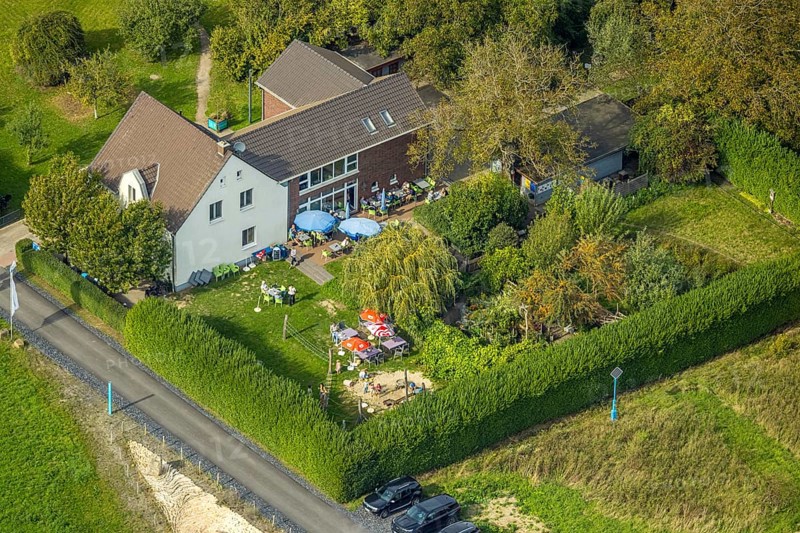 Aerial view, Hof Emschermündung Cafe and Gastronomy, street Am Hagelkreuz am Fluss Emcher, children's playground, Eppinghoven, Dinslaken, Ruhr area, North Rhine-Westphalia, Germany, outdoor catering, beer garden, café, DE, food and drink, Europe, inn, gastronomy, Hanseatic city, aerial view, aerial photography, aerial photography, Lower Rhine, restaurant, parasols, playground, overview, bird's eye view, birds-eyes view, overview