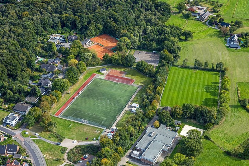 Aerial view, Golddorfarena Sportpark Hünxe, football stadium STV Hünxe sports field and indoor swimming pool, tennis courts tennis association STV Hünxe, Hünxe, Ruhr area, North Rhine-Westphalia, Germany, bathing establishment, bathing resort, DE, Europe, football field, football stadium, indoor swimming pool, aerial view, aerial photography, aerial photography, Lower Rhine, sports, sports facilities, sports field, sports facility, tennis, tennis facility, tennis court, tennis courts, tennis club, overview, bird's-eye view, bird's-eye view, overview